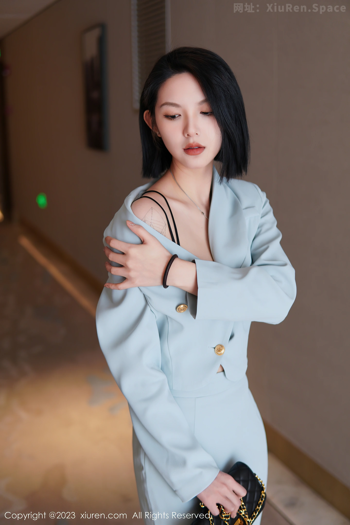 图片[4]-[XiuRen秀人网]2023.06.09 VOL.6885 乔一一 淡蓝色OL制服与性感内衣加肉丝美腿私房写真集-秀人网官方网站